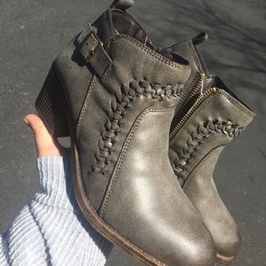 Billabong booties brand new.